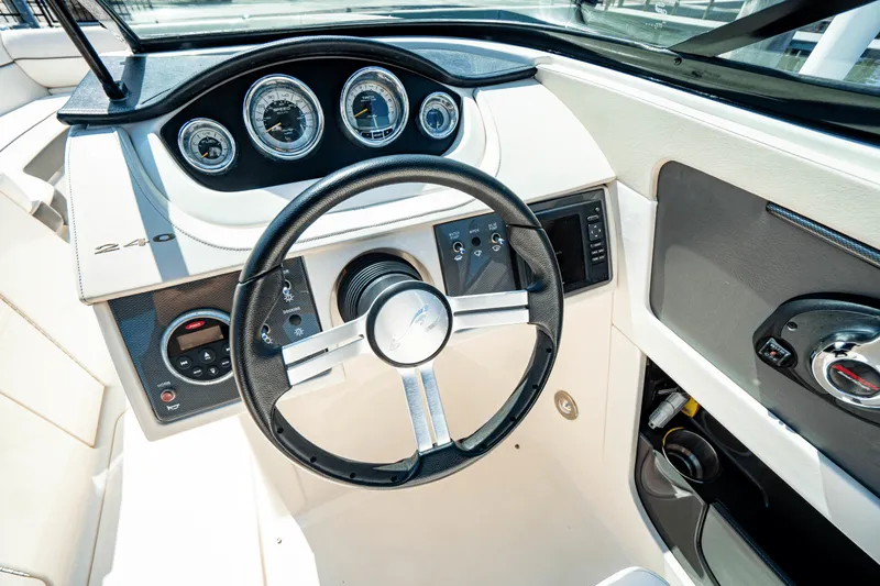 Slide: The Image of Sea Ray 240 SUNDECK OUTBOARD 2014 - 22