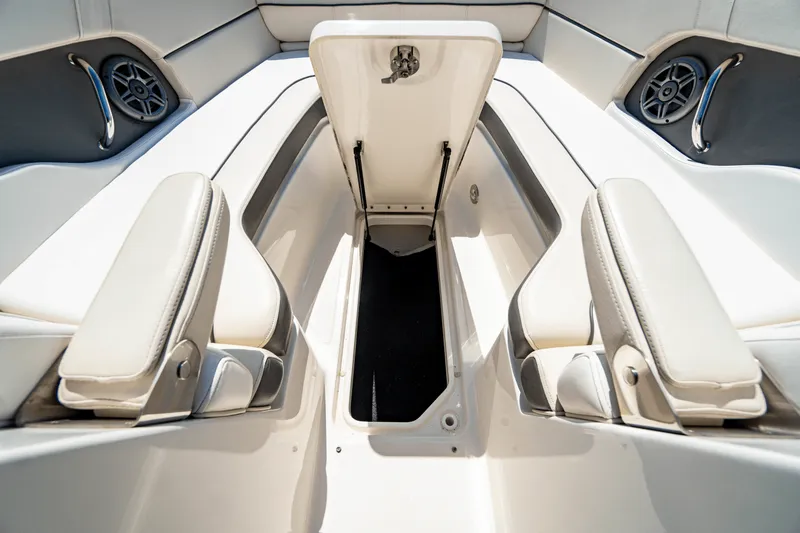 Slide: The Image of Sea Ray 240 SUNDECK OUTBOARD 2014 - 23