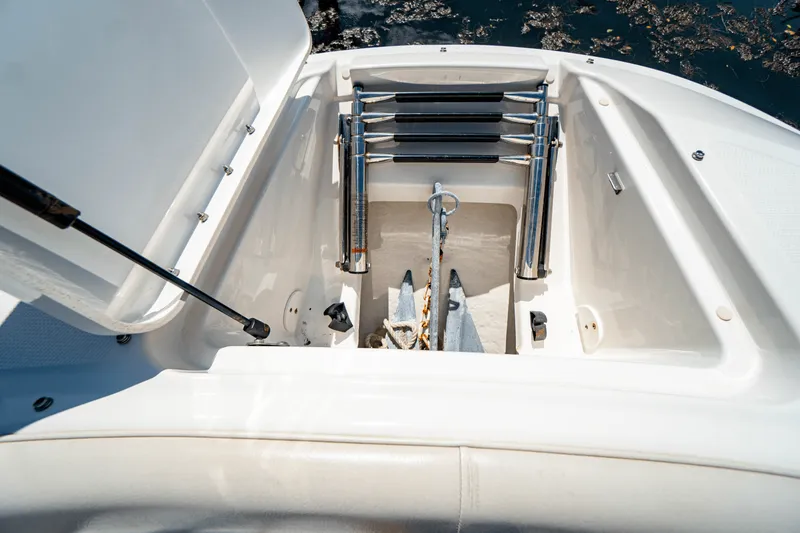 Slide: The Image of Sea Ray 240 SUNDECK OUTBOARD 2014 - 25