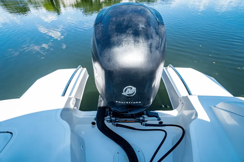 Slide: The Image of Sea Ray 240 SUNDECK OUTBOARD 2014 - 26