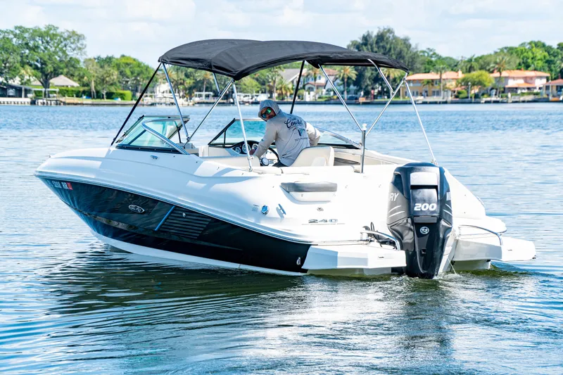 Slide: The Image of Sea Ray 240 SUNDECK OUTBOARD 2014 - 4