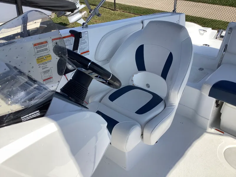 Slide: The Image of Sun Tracker TAHOE 2150 2018 - 13