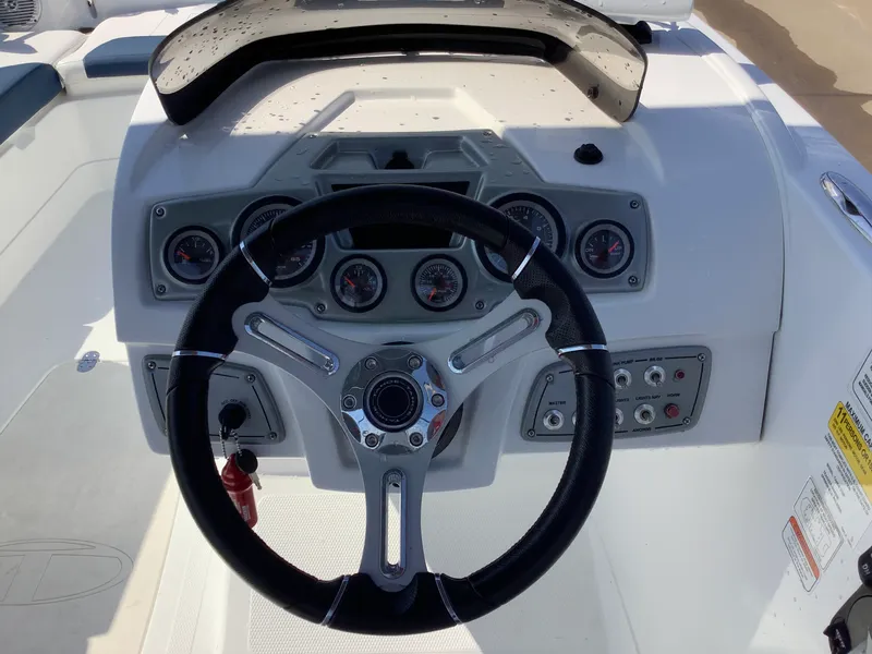 Slide: The Image of Sun Tracker TAHOE 2150 2018 - 14