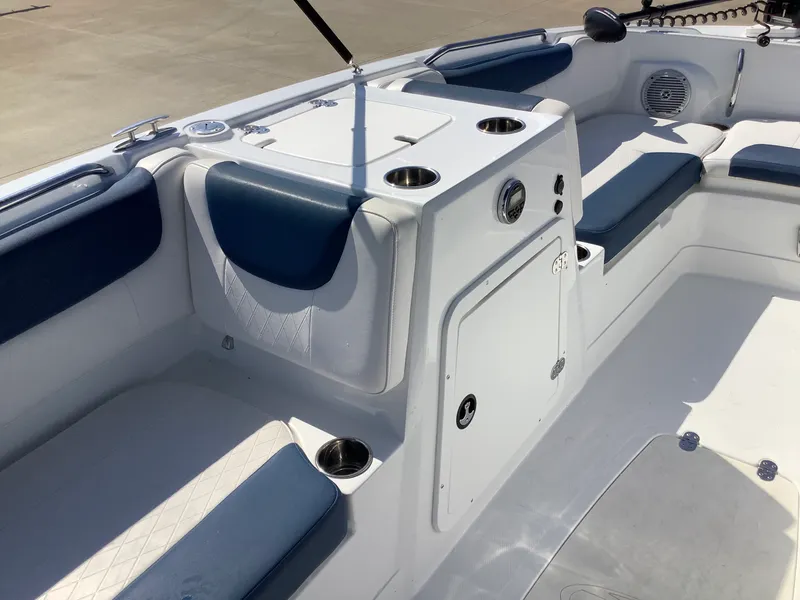 Slide: The Image of Sun Tracker TAHOE 2150 2018 - 15