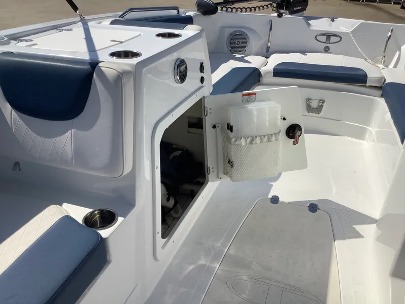 Slide: The Image of Sun Tracker TAHOE 2150 2018 - 17