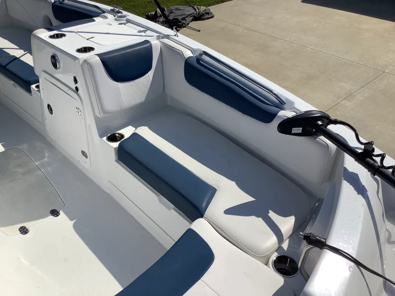 Slide: The Image of Sun Tracker TAHOE 2150 2018 - 21