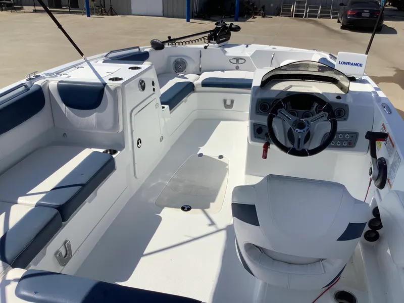 Slide: The Image of Sun Tracker TAHOE 2150 2018 - 8