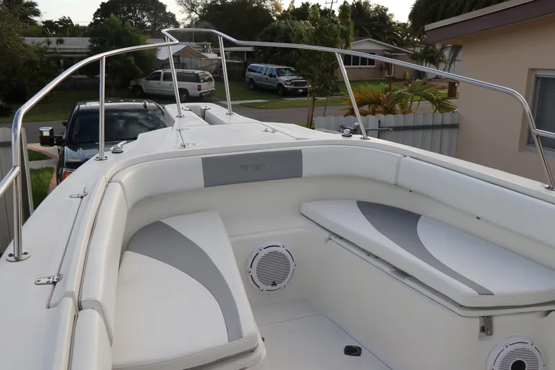Slide: The Image of 2001 Boston Whaler Outrage 26 CC boat with white seating and stainless steel railings. - 10