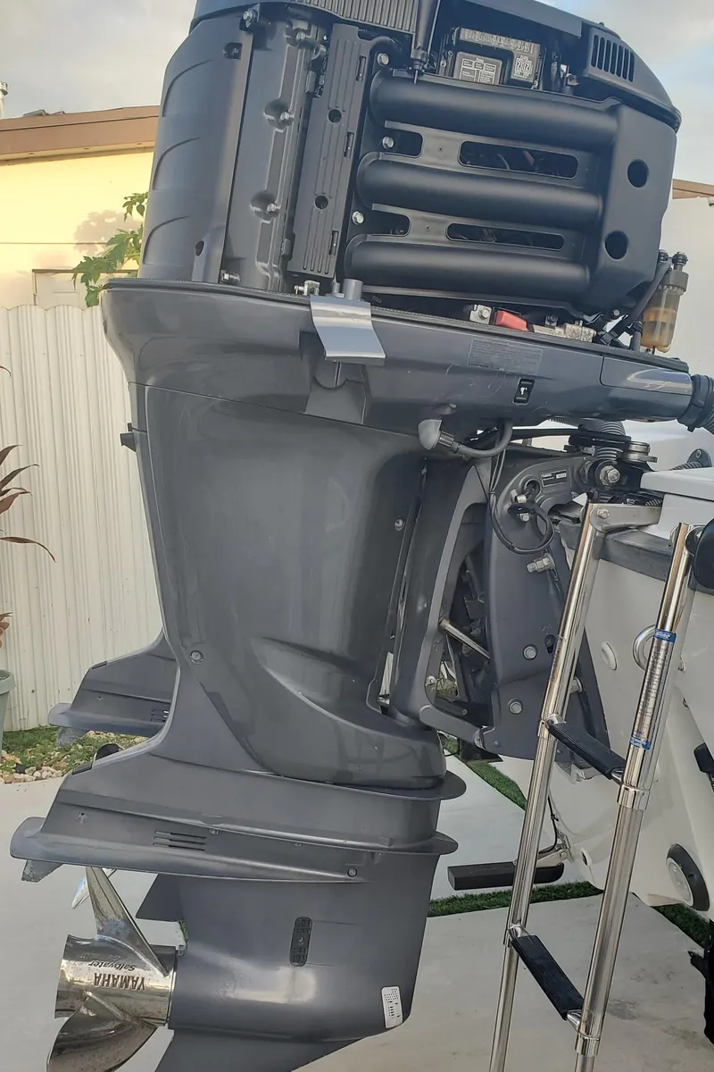 Slide: The Image of 2001 Boston Whaler Outrage 26 CC outboard motor, close-up view. - 16