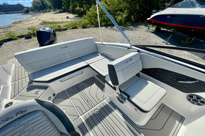 Slide: The Image of Sea Ray SPX 210 Outboard 2026 - 10