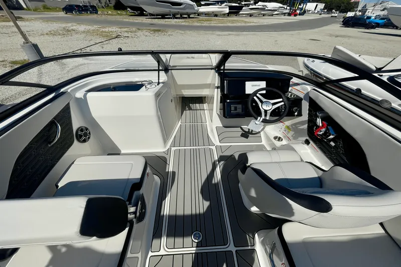 Slide: The Image of Sea Ray SPX 210 Outboard 2026 - 16