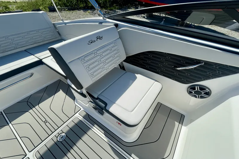 Slide: The Image of Sea Ray SPX 210 Outboard 2026 - 12