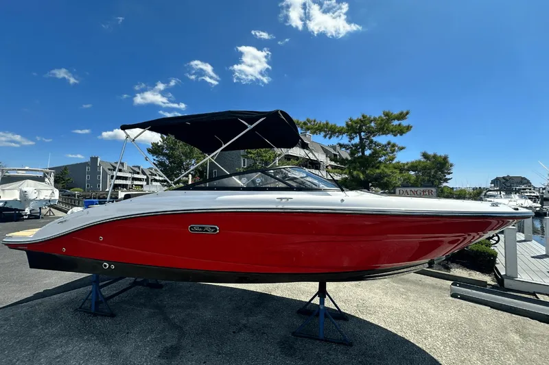 Slide: The Image of Sea Ray SPX 210 2025 - 1