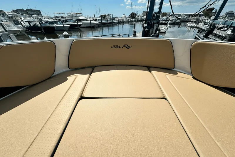 Slide: The Image of Sea Ray SPX 210 2025 - 12