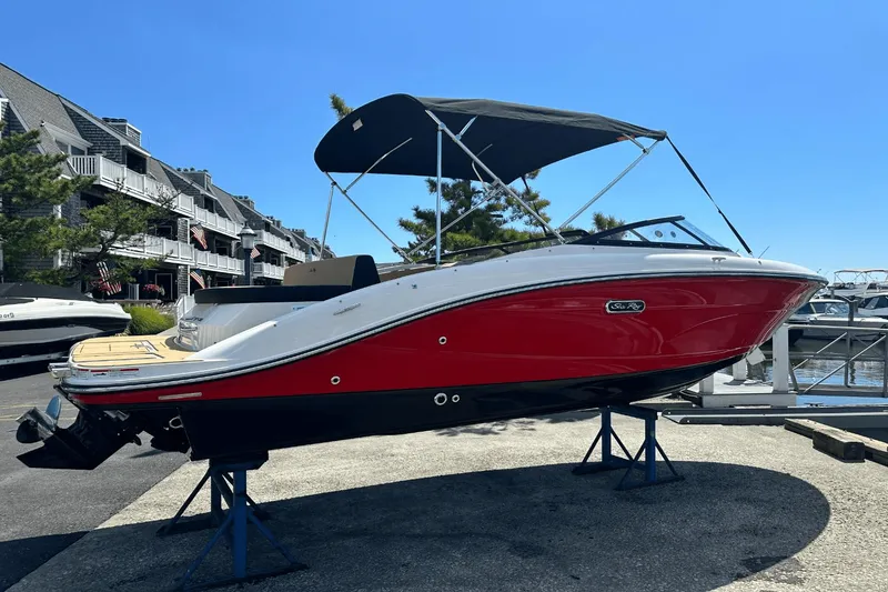 Slide: The Image of Sea Ray SPX 210 2025 - 2