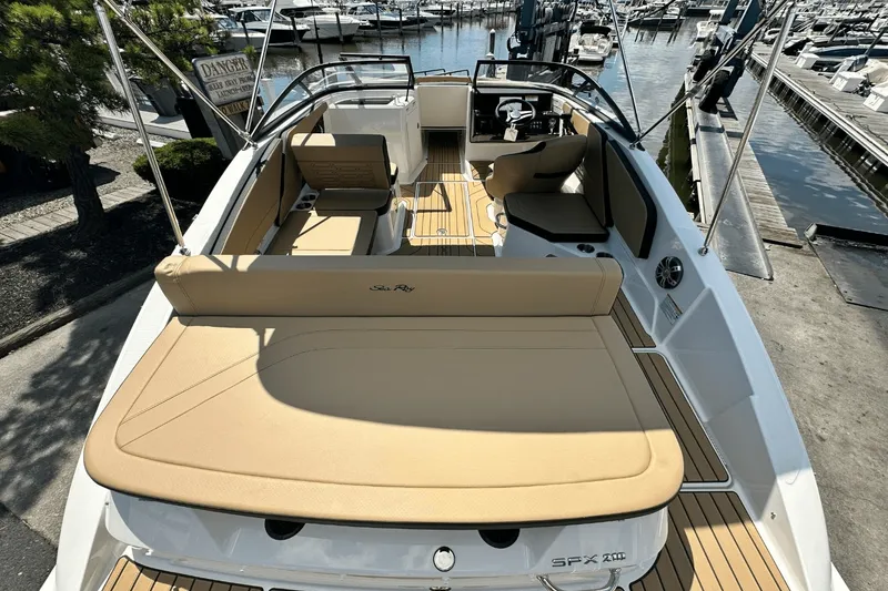 Slide: The Image of Sea Ray SPX 210 2025 - 4