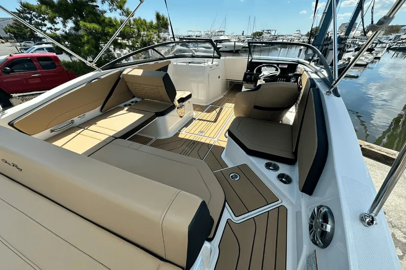 Slide: The Image of Sea Ray SPX 210 2025 - 6