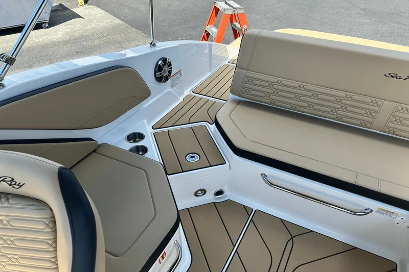 Slide: The Image of Sea Ray SPX 210 2025 - 7