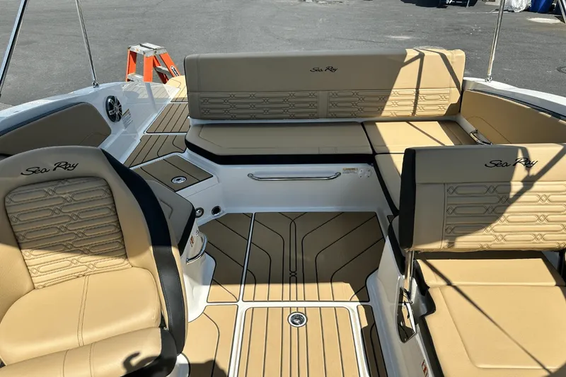 Slide: The Image of Sea Ray SPX 210 2025 - 8