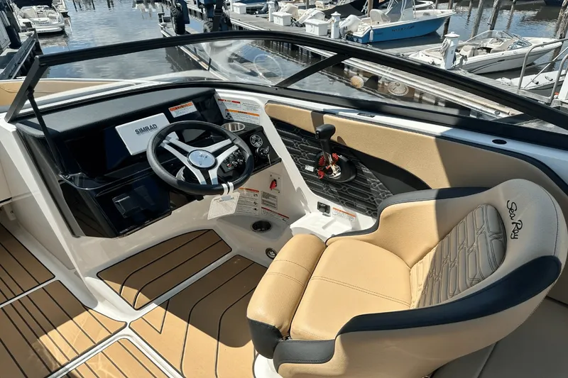 Slide: The Image of Sea Ray SPX 210 2025 - 9