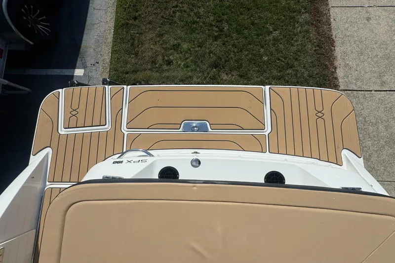 Slide: The Image of Sea Ray SPX 190 2025 - 3