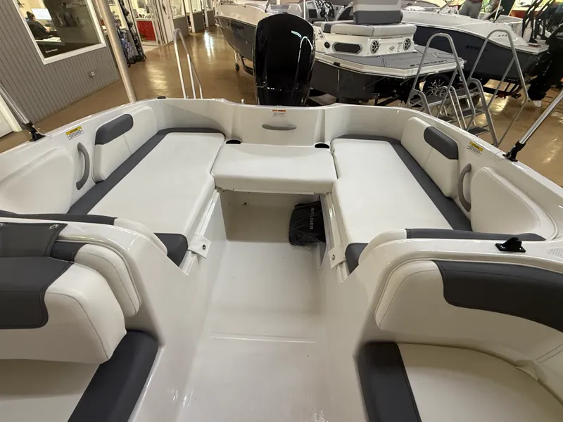 Slide: The Image of Bayliner E18LE 2026 - 6