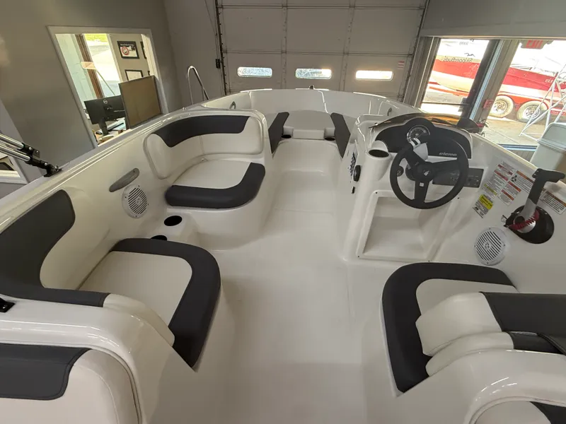 Slide: The Image of Bayliner E18LE 2026 - 8