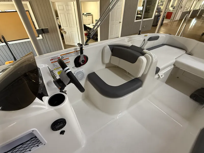 Slide: The Image of Bayliner E18LE 2026 - 5