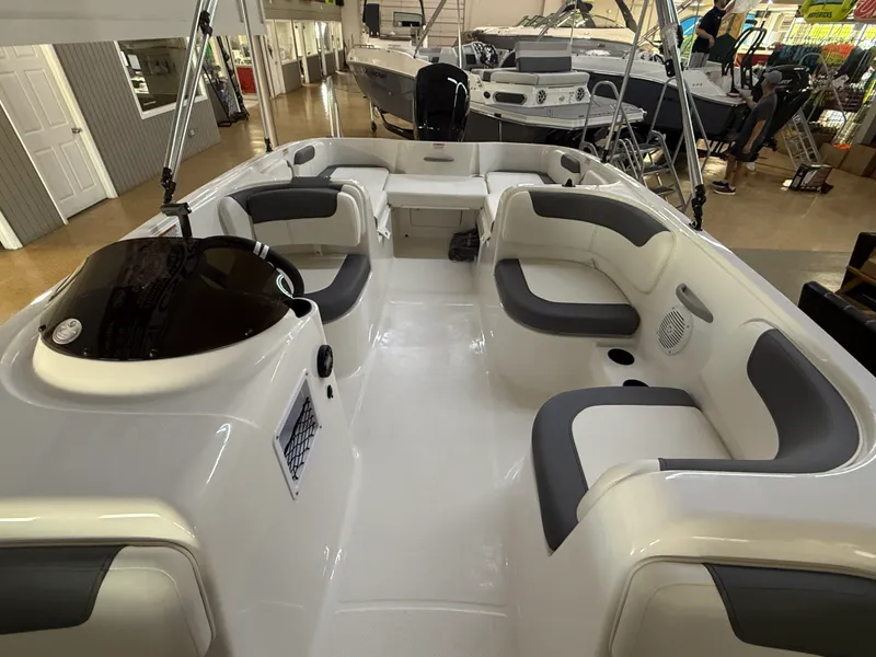 Slide: The Image of Bayliner E18LE 2026 - 4