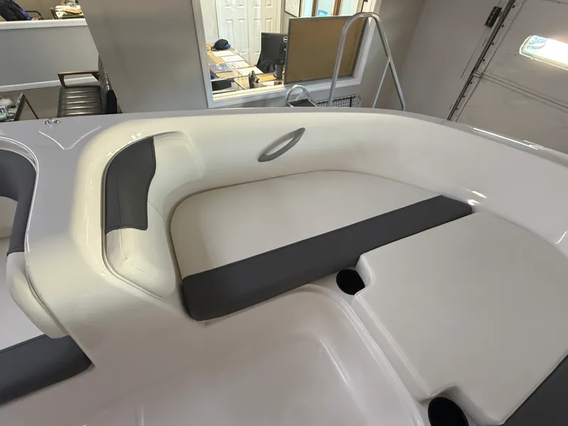 Slide: The Image of Bayliner E18LE 2026 - 10