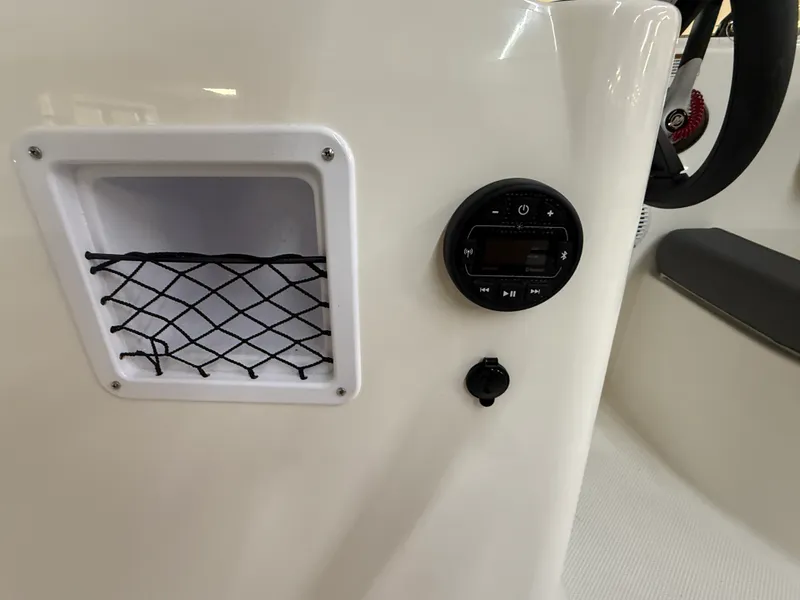 Slide: The Image of Bayliner E18LE 2026 - 12