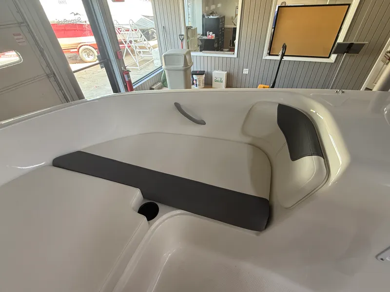 Slide: The Image of Bayliner E18LE 2026 - 11