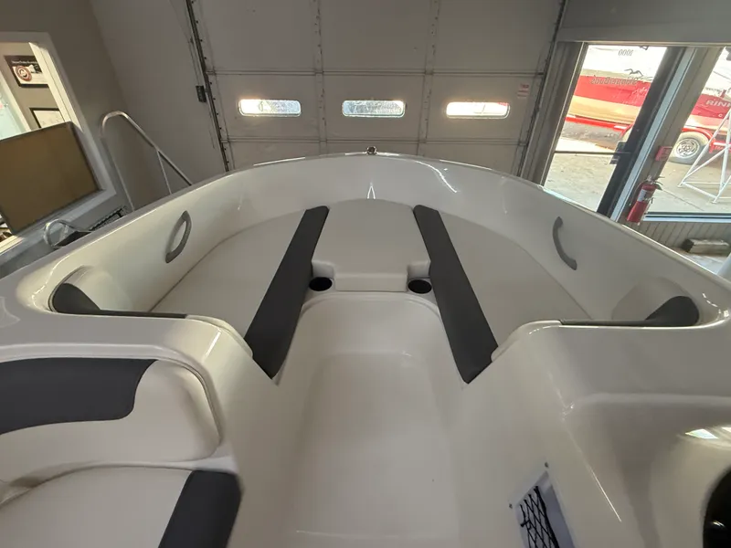 Slide: The Image of Bayliner E18LE 2026 - 9