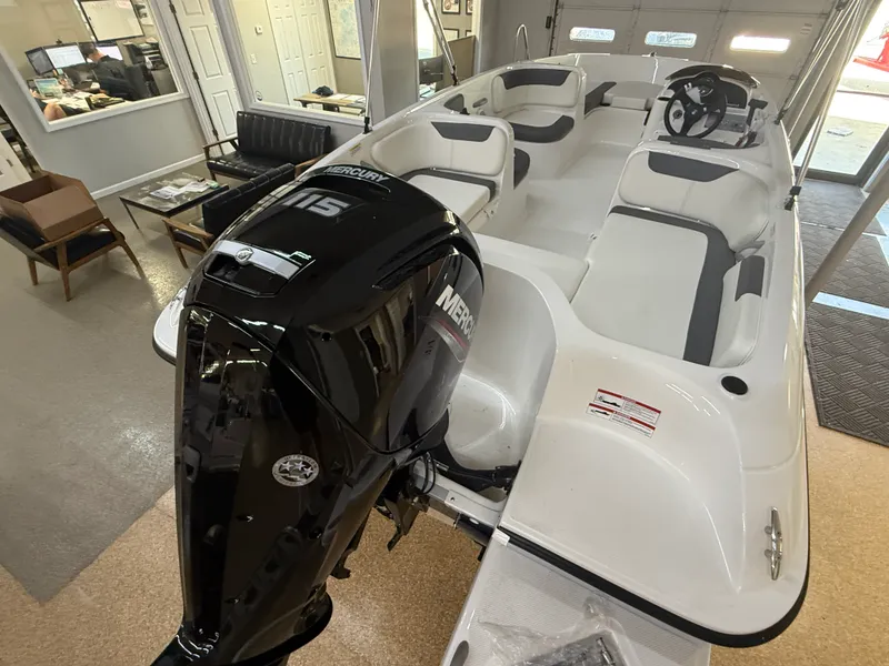 Slide: The Image of Bayliner E18LE 2026 - 3