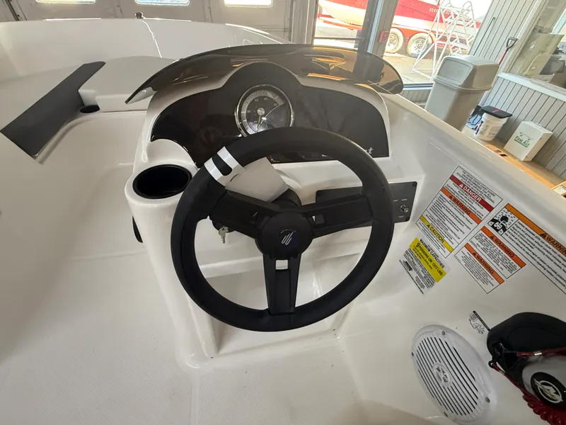 Slide: The Image of Bayliner E18LE 2026 - 7