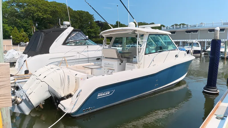 Slide: The Image of Boston Whaler 345 CONQUEST 2018 - 6