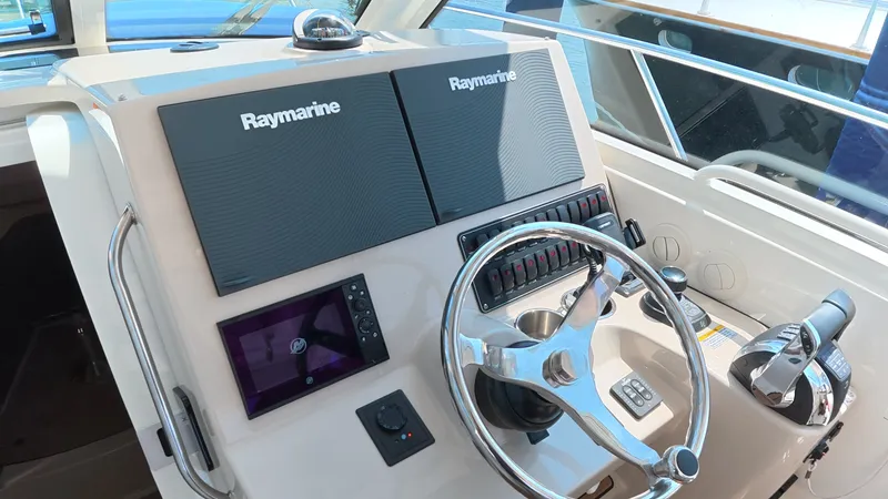 Slide: The Image of Boston Whaler 345 CONQUEST 2018 - 36