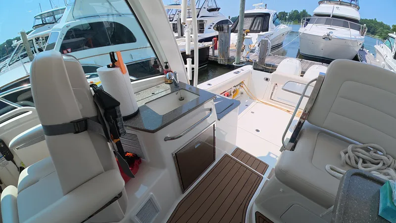 Slide: The Image of Boston Whaler 345 CONQUEST 2018 - 24