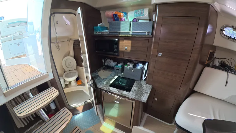 Slide: The Image of Boston Whaler 345 CONQUEST 2018 - 33
