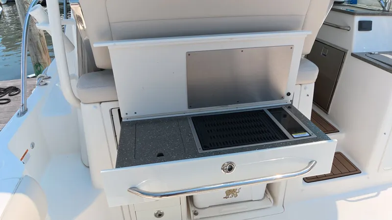 Slide: The Image of Boston Whaler 345 CONQUEST 2018 - 20