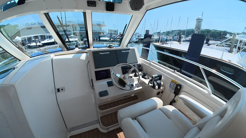 Slide: The Image of Boston Whaler 345 CONQUEST 2018 - 25