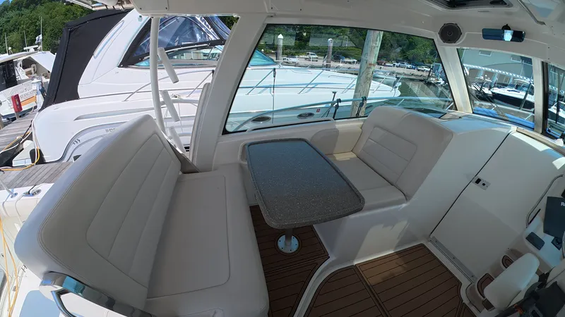 Slide: The Image of Boston Whaler 345 CONQUEST 2018 - 23