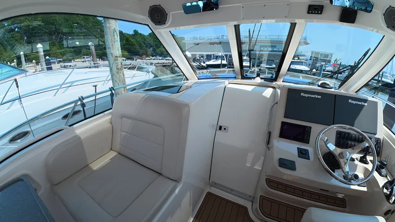 Slide: The Image of Boston Whaler 345 CONQUEST 2018 - 26