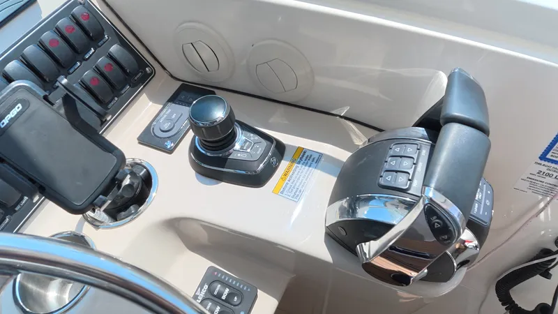 Slide: The Image of Boston Whaler 345 CONQUEST 2018 - 35