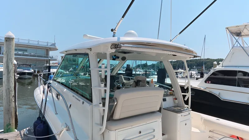 Slide: The Image of Boston Whaler 345 CONQUEST 2018 - 7