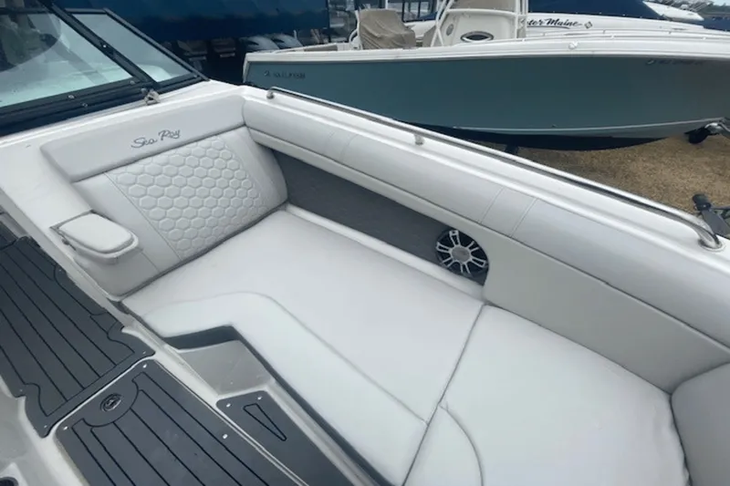 Slide: The Image of Sea Ray 270 SDX 2021 - 11