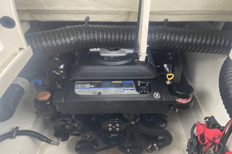 Slide: The Image of Sea Ray 270 SDX 2021 - 16