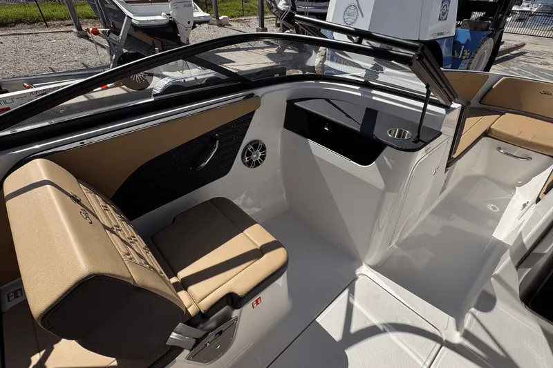 Slide: The Image of Sea Ray SPX 190 Outboard 2025 - 10