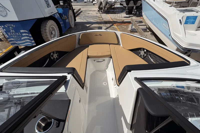 Slide: The Image of Sea Ray SPX 190 Outboard 2025 - 11