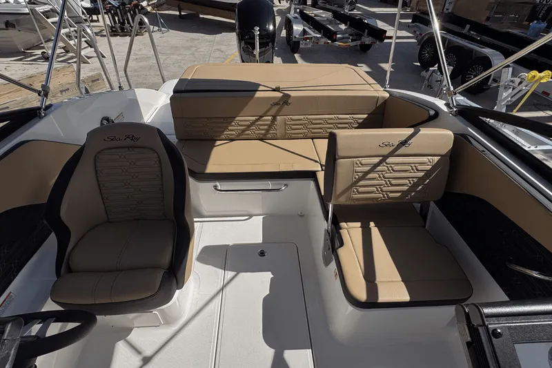 Slide: The Image of Sea Ray SPX 190 Outboard 2025 - 5